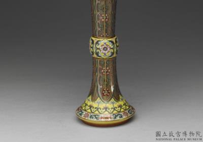 图片[3]-Gu vase with plantain leaves on yellow ground in  falangcai polychrome enamels, Qing dynasty, Qianlong reign (1736-1795)-China Archive